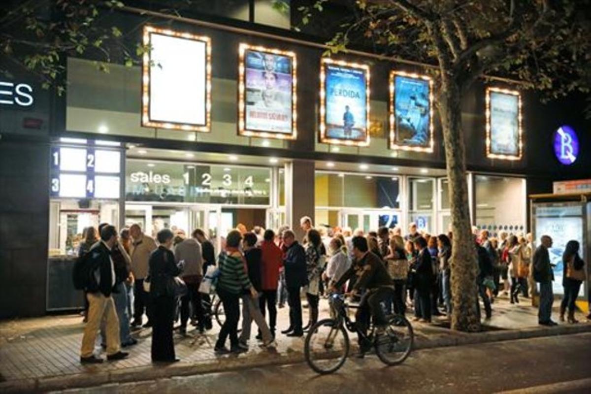 Colas a las puertas del los cines Aribau de Barcelona en la Fiesta del Cine en una de sus últimas ediciones.