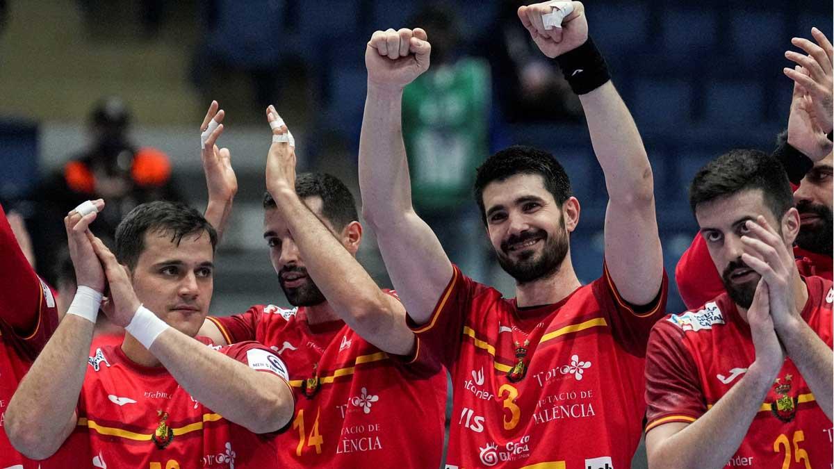 Los jugadores de la selección española celebran su victoria sobre Alemania en el Campeonato de Europa de Balonmano en el partido disputado en Bratislava, Eslovaquia. 