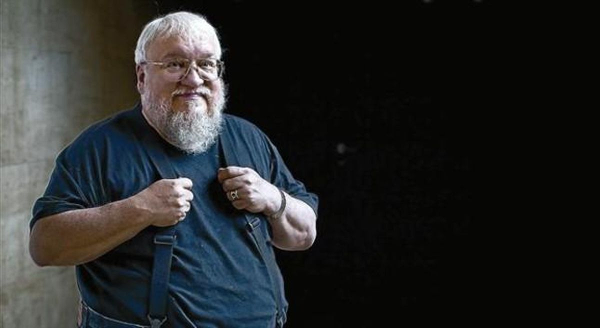 George R. R. Martin 33 ’Luz de estrellas lejanas, una autobiografia a través dels seus contes, serveix per matar l’espera de la sisena entrega de la seva ’Cançó de foc i gel’. George R. R. Martin 33 ’Luz de estrellas lejanas, una autobiografia a través dels seus contes, serveix per matar l’espera de la sisena entrega de la seva ’Cançó de foc i gel’.