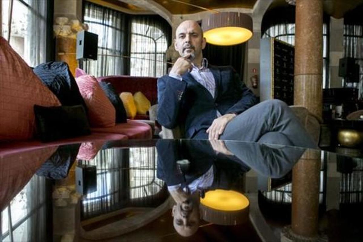 El escritor Daniel Estulin, fotografiado en la cafetería de un céntrico hotel de Barcelona. El escritor Daniel Estulin, fotografiado en la cafetería de un céntrico hotel de Barcelona.