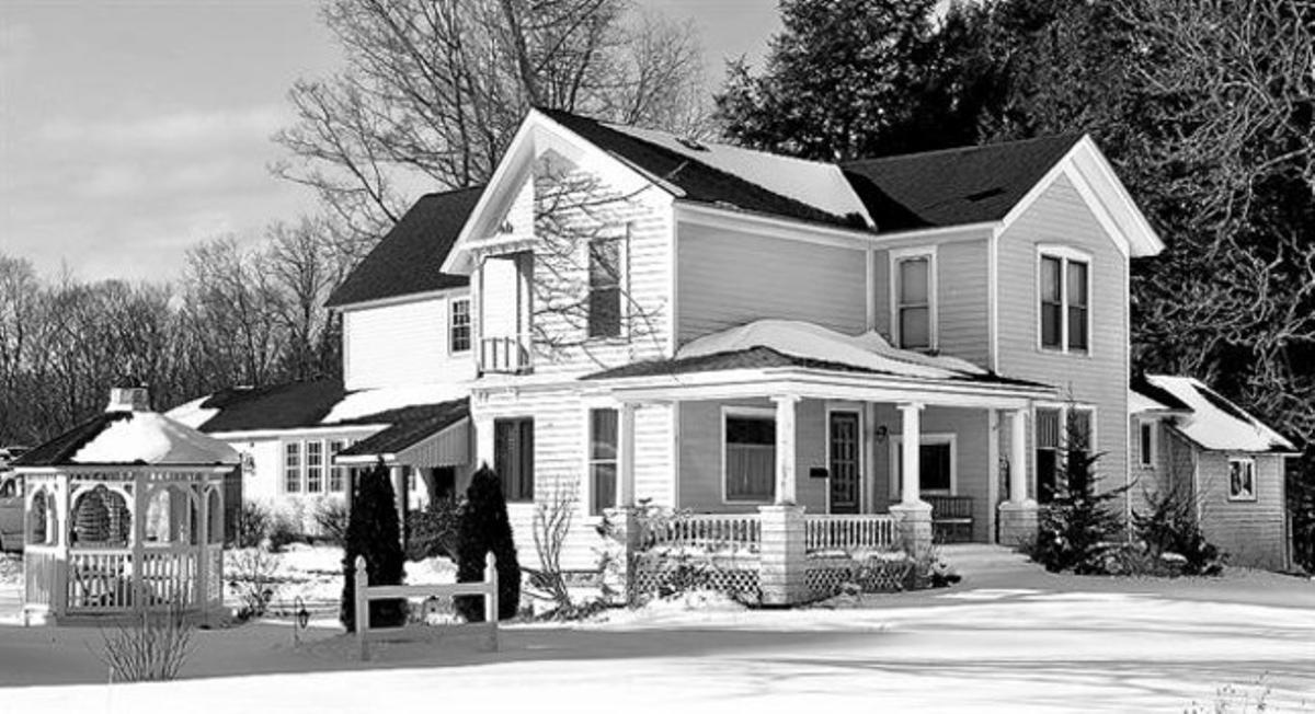 Una de les imatges de ’The neighbors project’, construïda a partir de fotografies de dues cases diferents.