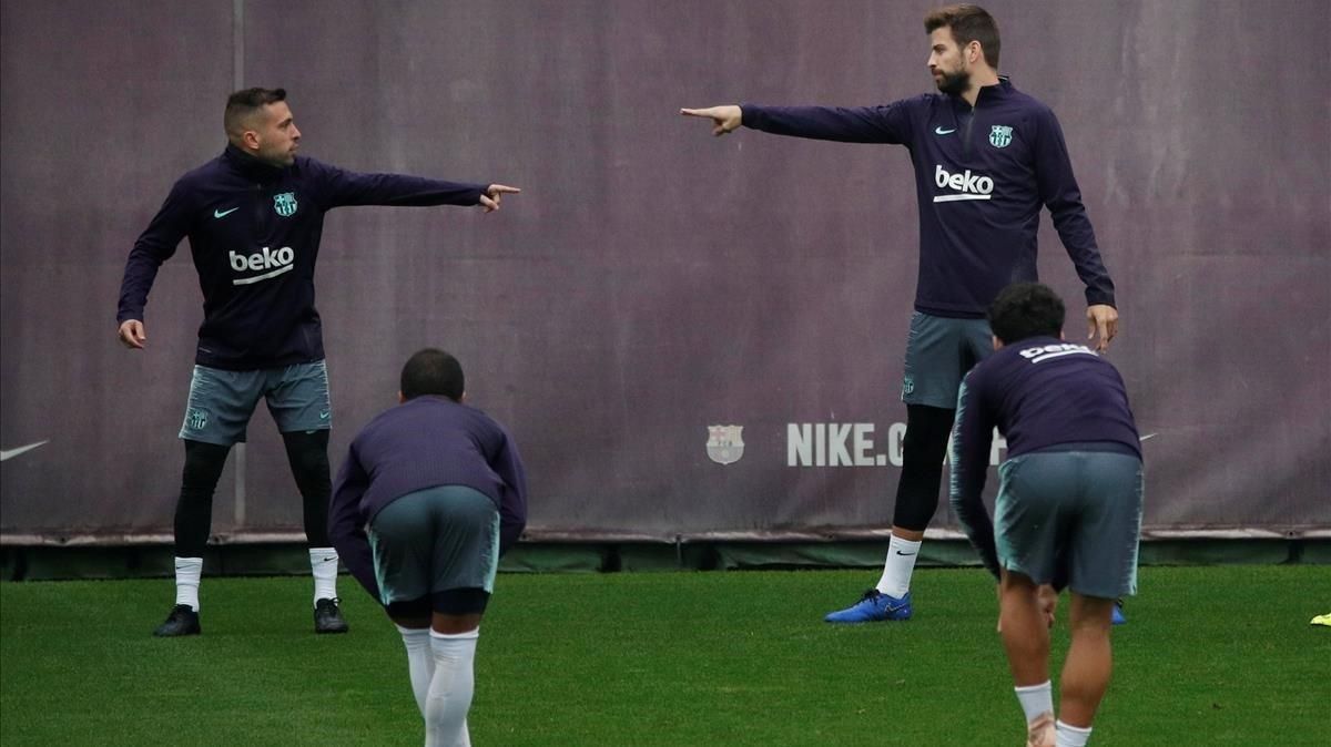 Alba y Piqué conversan en el último entrenamiento previo al clásico en Sant Joan Despí. Alba y Piqué conversan en el último entrenamiento previo al clásico en Sant Joan Despí.