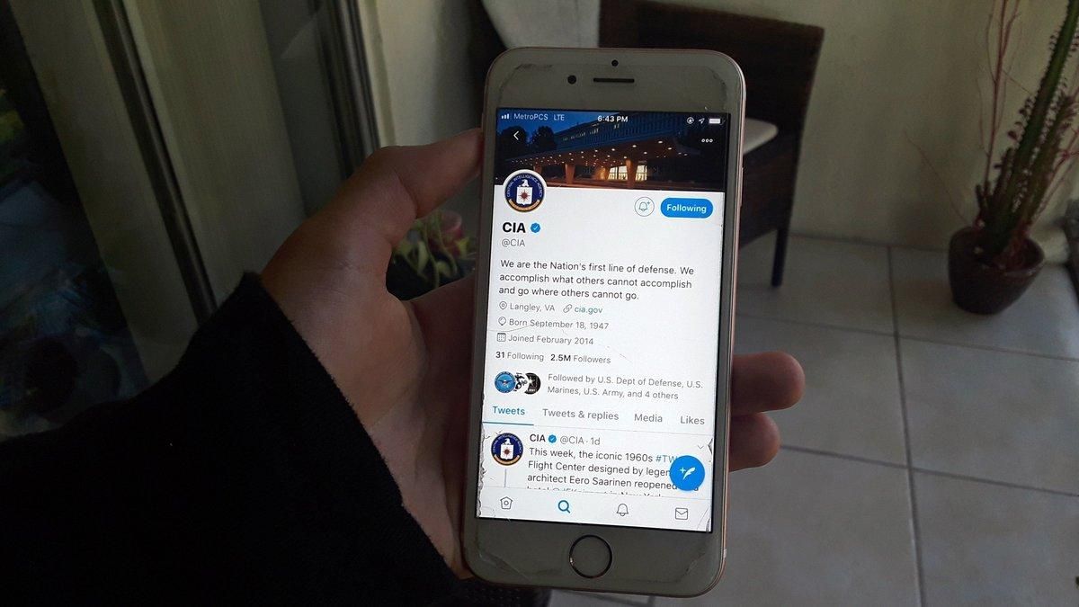 La cuenta oficial de la Agencia Central de Inteligencia (CIA) en la red social de Twitter. La cuenta oficial de la Agencia Central de Inteligencia (CIA) en la red social de Twitter.