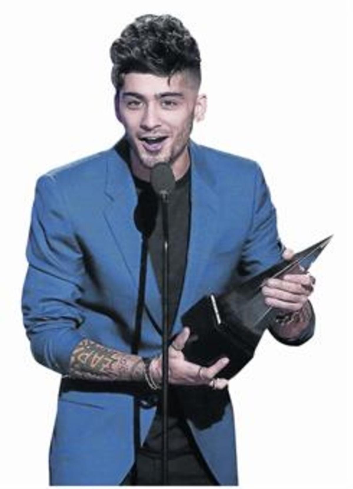 Zayn Malik recibe    la estatuilla a artista  del año en la pasada gala de los American Music Awards.