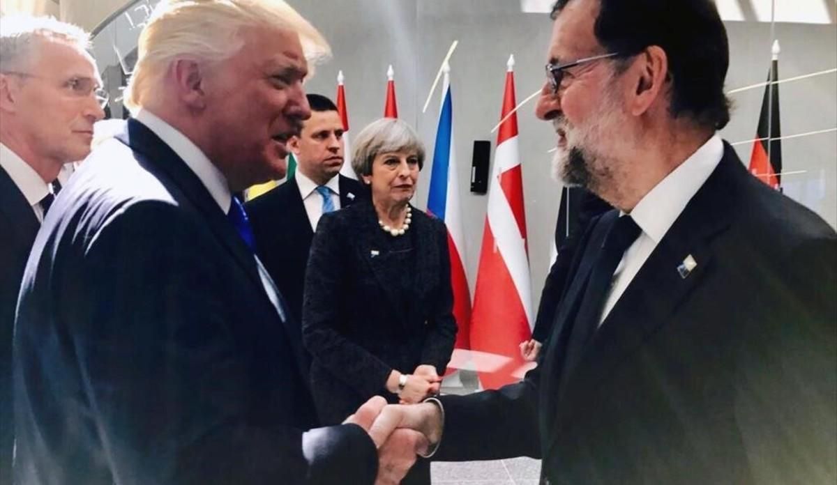 Donald Trump y Mariano Rajoy se saludaron en la cumbre de la OTAN de Bruselas, el pasado mes de mayo. Donald Trump y Mariano Rajoy se saludaron en la cumbre de la OTAN de Bruselas, el pasado mes de mayo.