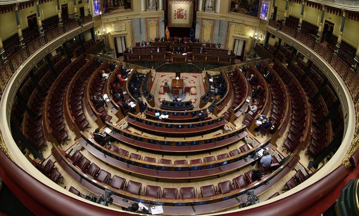 El Congreso de los Diputados, semivacío, durante la comparecencia de Pedro Sánchez para explicar la declaración de estado de alarma el 18 de marzo. El Congreso de los Diputados, semivacío, durante la comparecencia de Pedro Sánchez para explicar la declaración de estado de alarma el 18 de marzo.