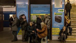 Ciudadanos se refugian en una estación de metro durante las alertas por ataques aéreos en el centro de Kiev.