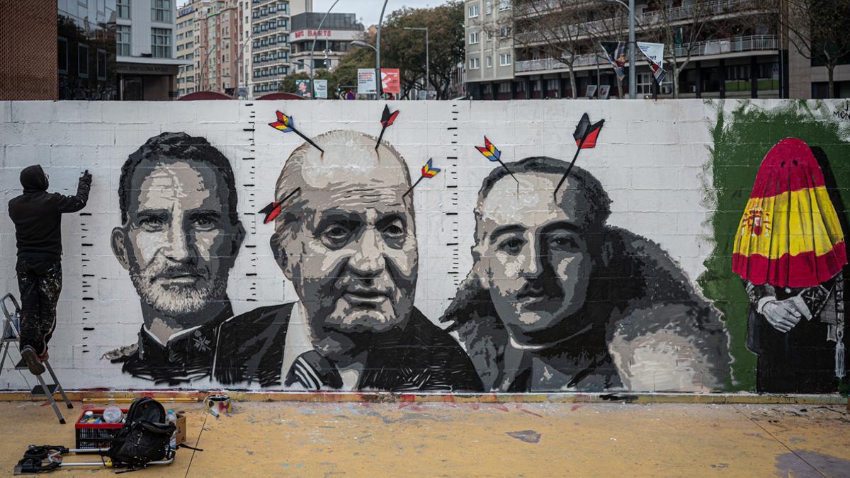 Roc Blackblock ultima su mural de denuncia de la monarquía en Barcelona, un ejemplo reciente de ’artivismo’. Roc Blackblock ultima su mural de denuncia de la monarquía en Barcelona, un ejemplo reciente de ’artivismo’.