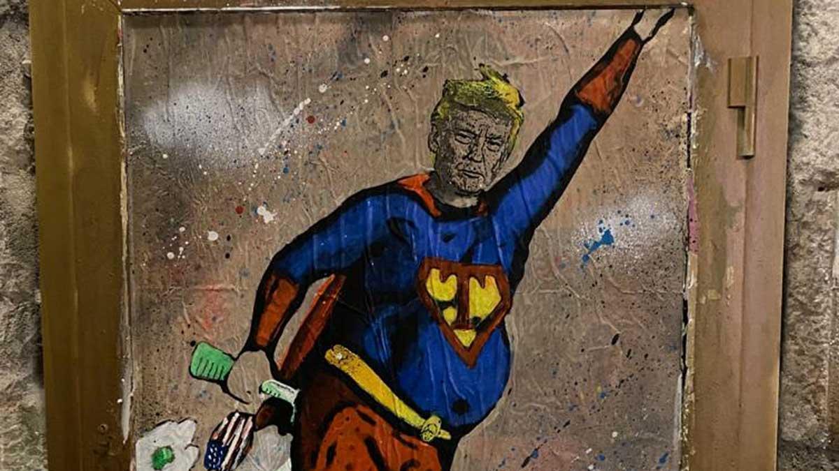 TvBoy pinta a un Donald Trump superhéroe en su última obra.