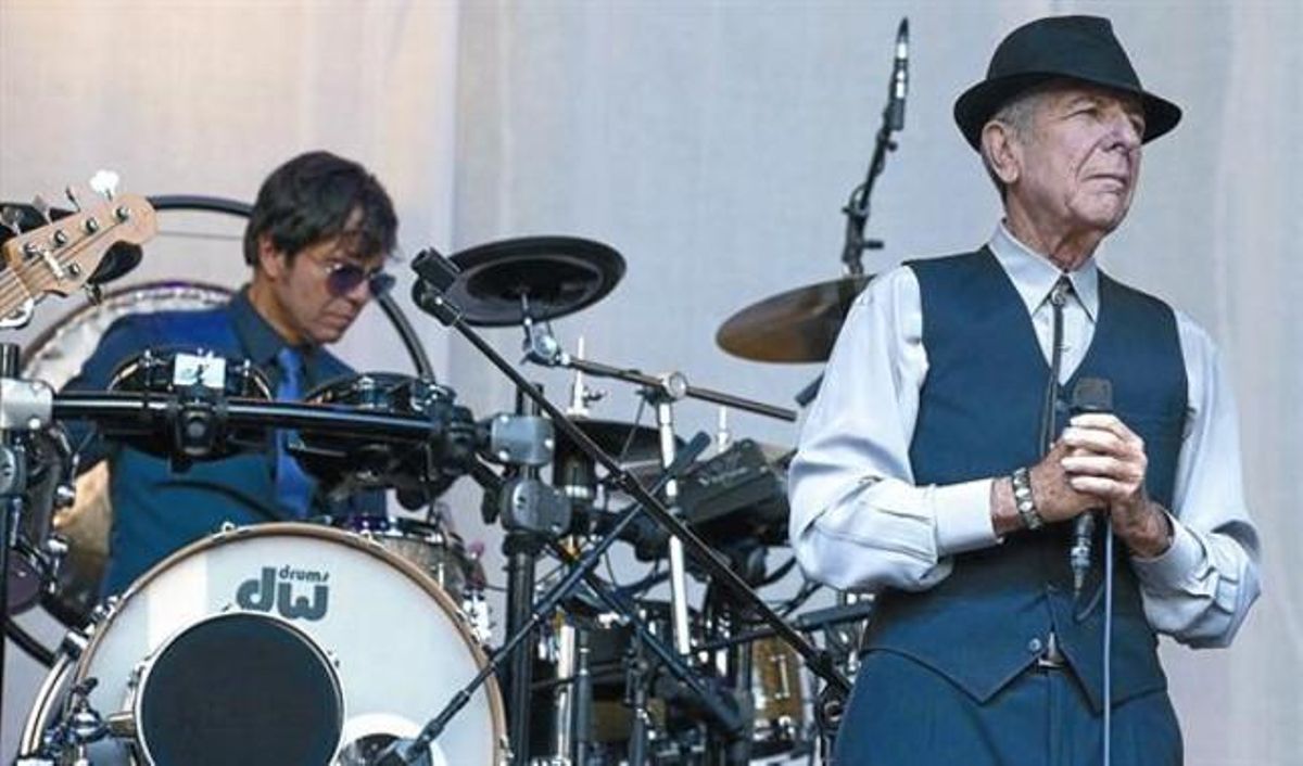 El cantautor canadiense Leonard Cohen, durante el concierto que ofreció anoche en la Plaza de Sint-Pieters en la ciudad de Gante, Bélgica, inicio de la gira que le traerá a Barcelona. El cantautor canadiense Leonard Cohen, durante el concierto que ofreció anoche en la Plaza de Sint-Pieters en la ciudad de Gante, Bélgica, inicio de la gira que le traerá a Barcelona.