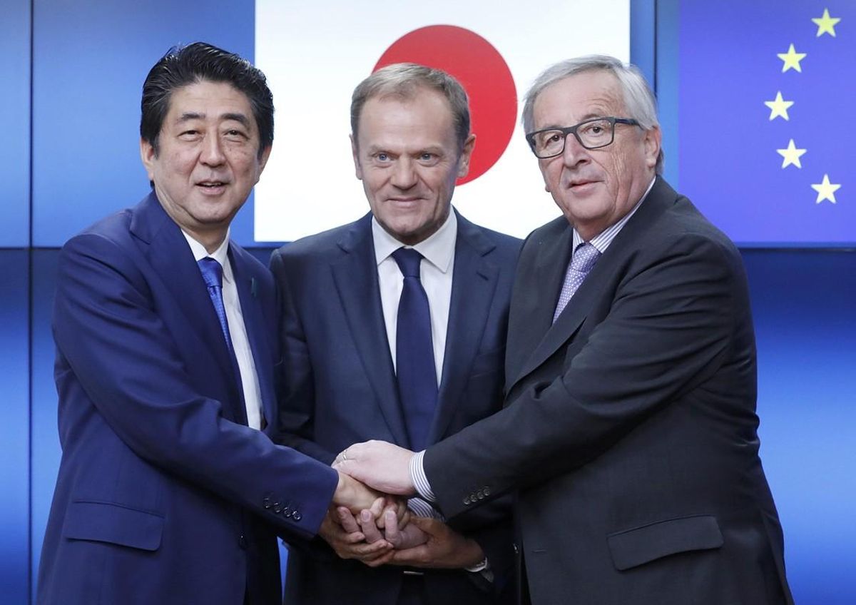 El presidente de la Comisión Europea, Jean-Claude Juncker (a la derecha), con el presidente del Consejo de la UE, Donald Tusk, y el primer ministro japonés, Shinzo Abe. El presidente de la Comisión Europea, Jean-Claude Juncker (a la derecha), con el presidente del Consejo de la UE, Donald Tusk, y el primer ministro japonés, Shinzo Abe.