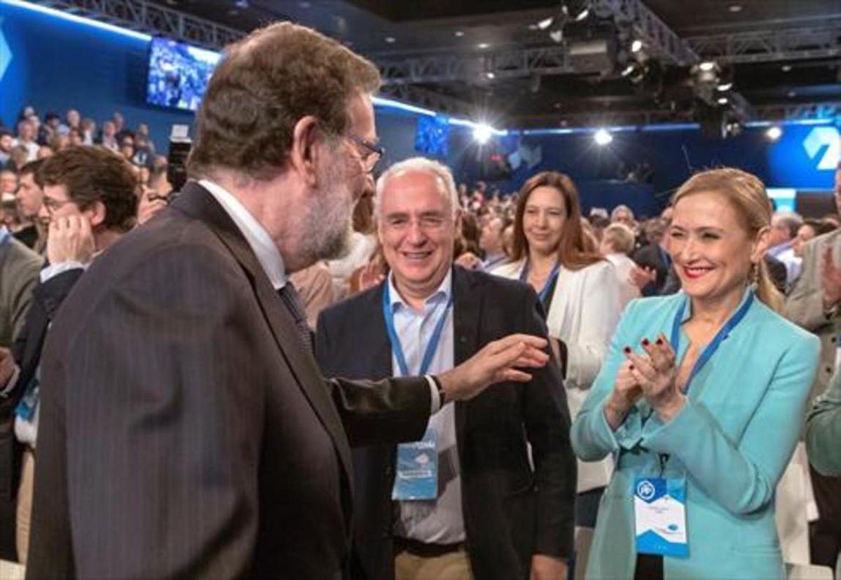 Rajoy saluda a Cifuentes, en la clausura de la convención popular, el pasado 8 de abril en Sevilla. Rajoy saluda a Cifuentes, en la clausura de la convención popular, el pasado 8 de abril en Sevilla.