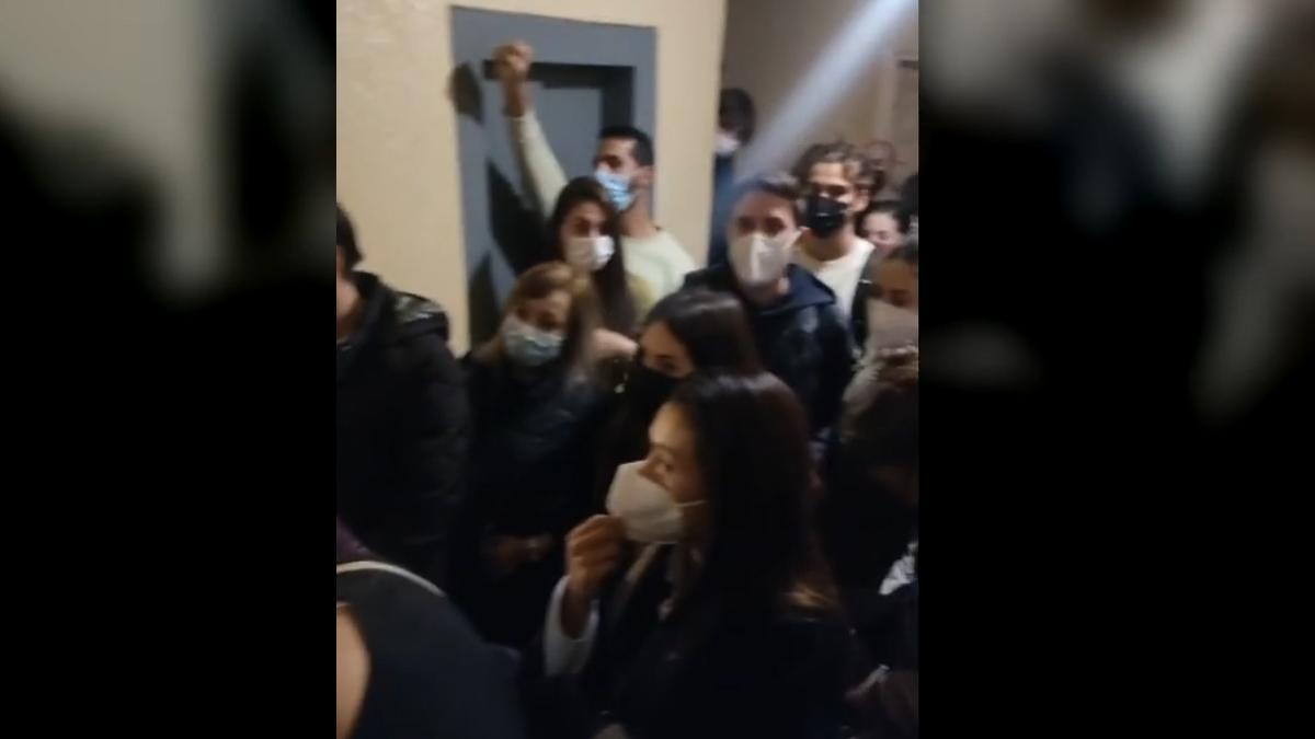 Turistas españoles concentrado en el consulado en Marrakech para intentar desbloquear su situación y poder regresar a casa.