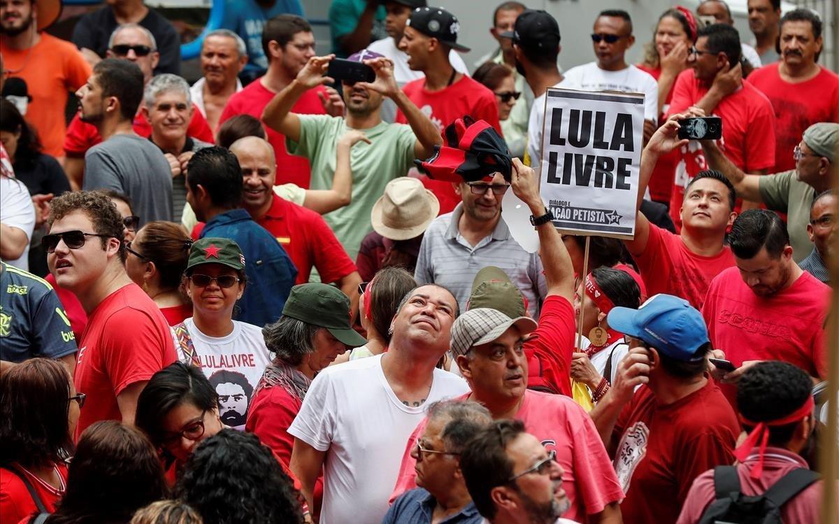 Simpatizantes de Lula esperan al expresidente de Brasil en Sao Bernardo do Campo.