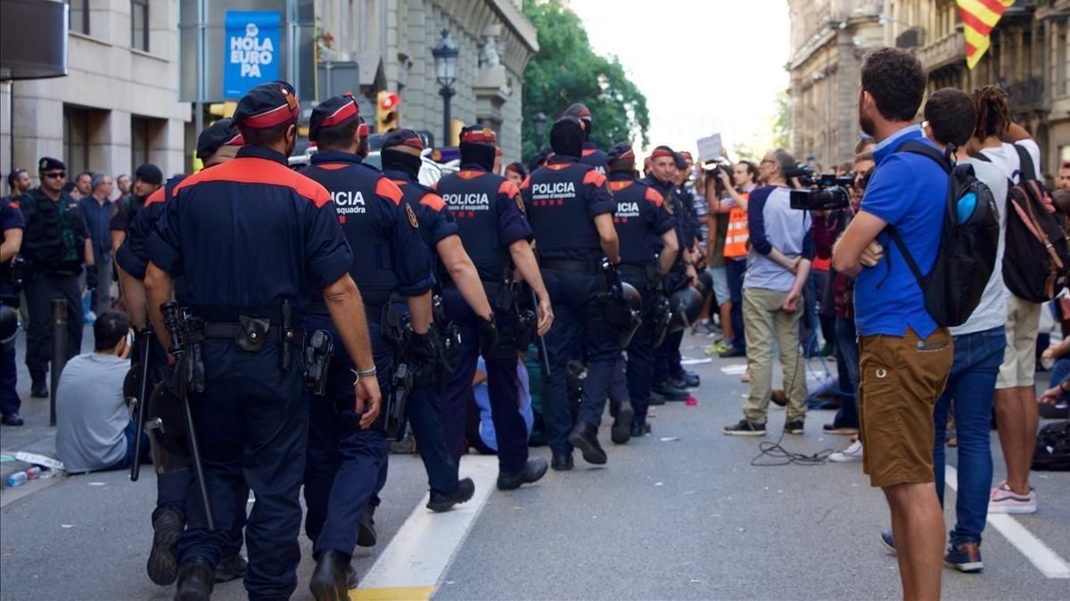 Los Mossos en formación por la Via Laietana. Los Mossos en formación por la Via Laietana.