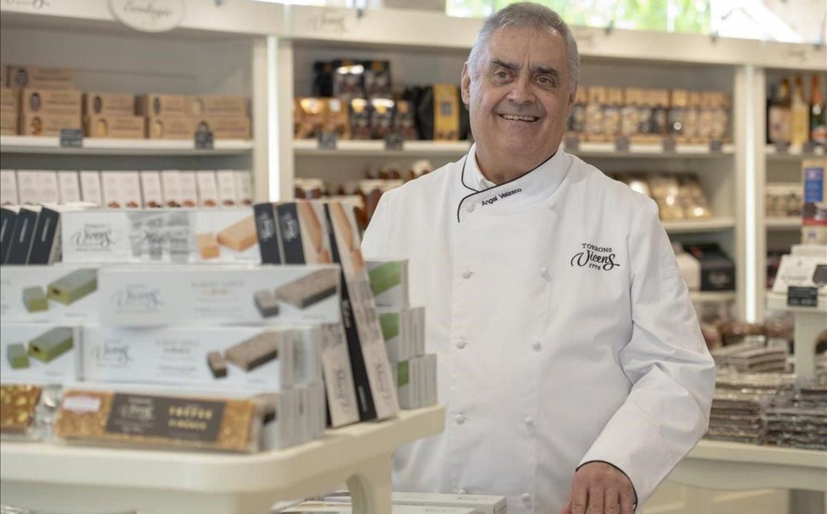 Ángel Velasco, propietario de Torrons Vicens, en la tienda de Agramunt. Ángel Velasco, propietario de Torrons Vicens, en la tienda de Agramunt.