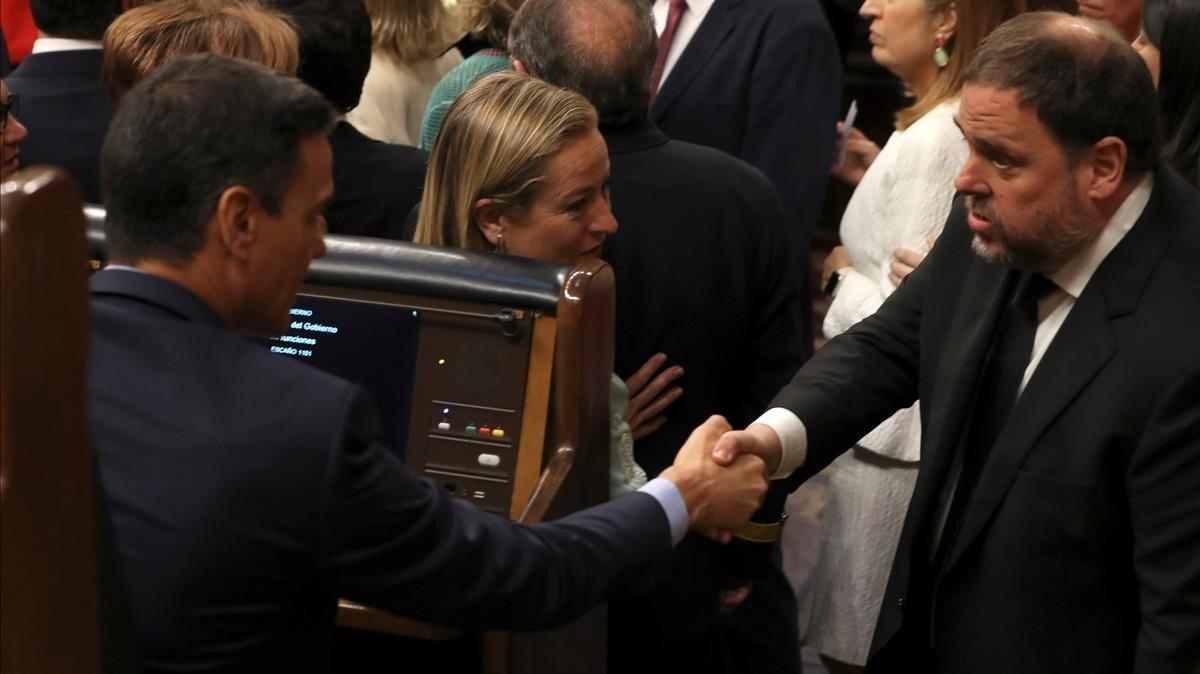 Pedro Sánchez y Oriol Junqueras se saludan en el Congreso, el 21 de mayo del 2019.