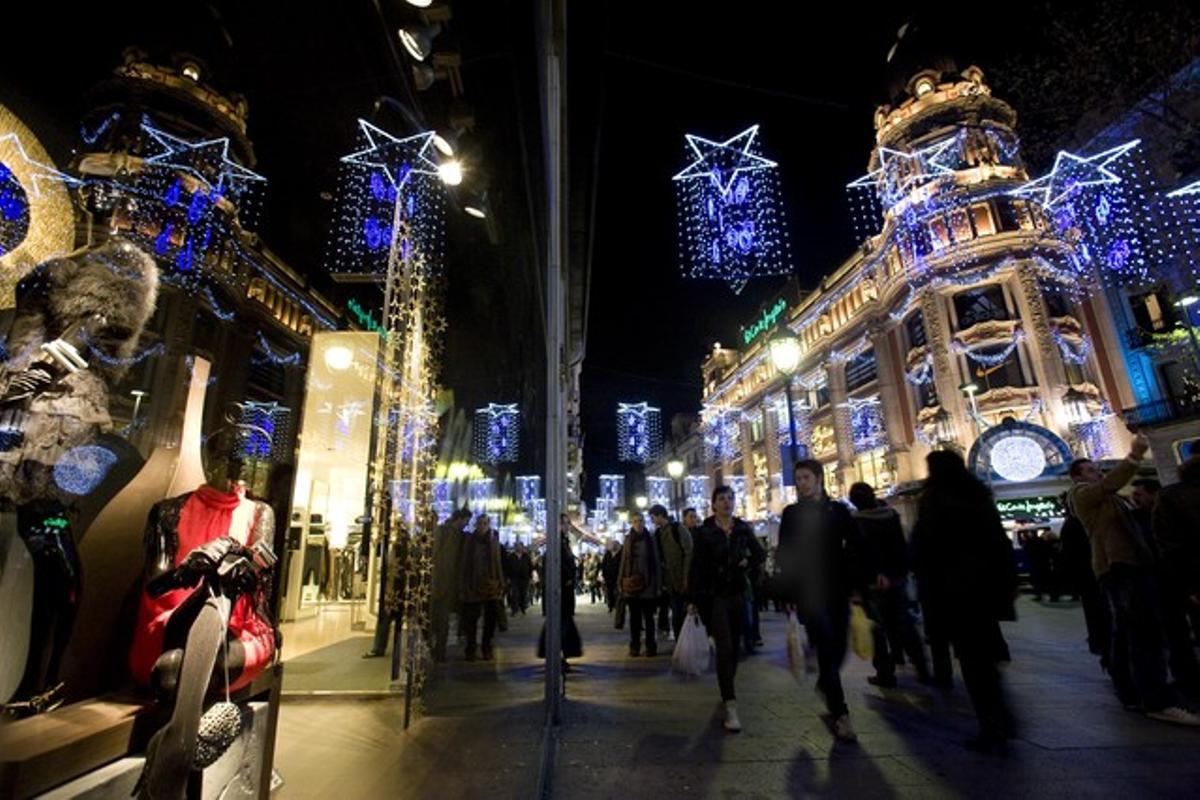Compras navideñas en el Portal de l’Àngel de Barcelona.