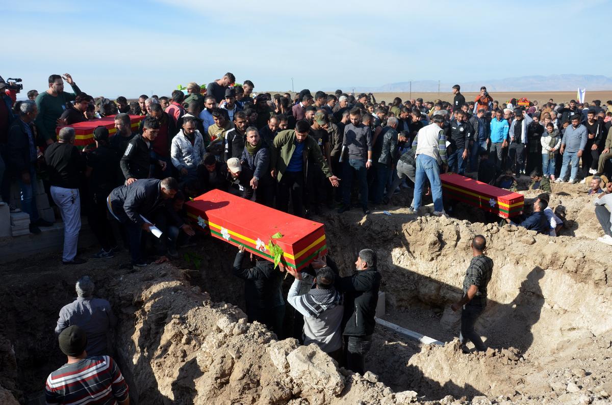 Residentes siriokurdos entierran en Dayrik (Siria) a las víctimas de uno de los bombardeos turcos sobre el noreste de Siria.  