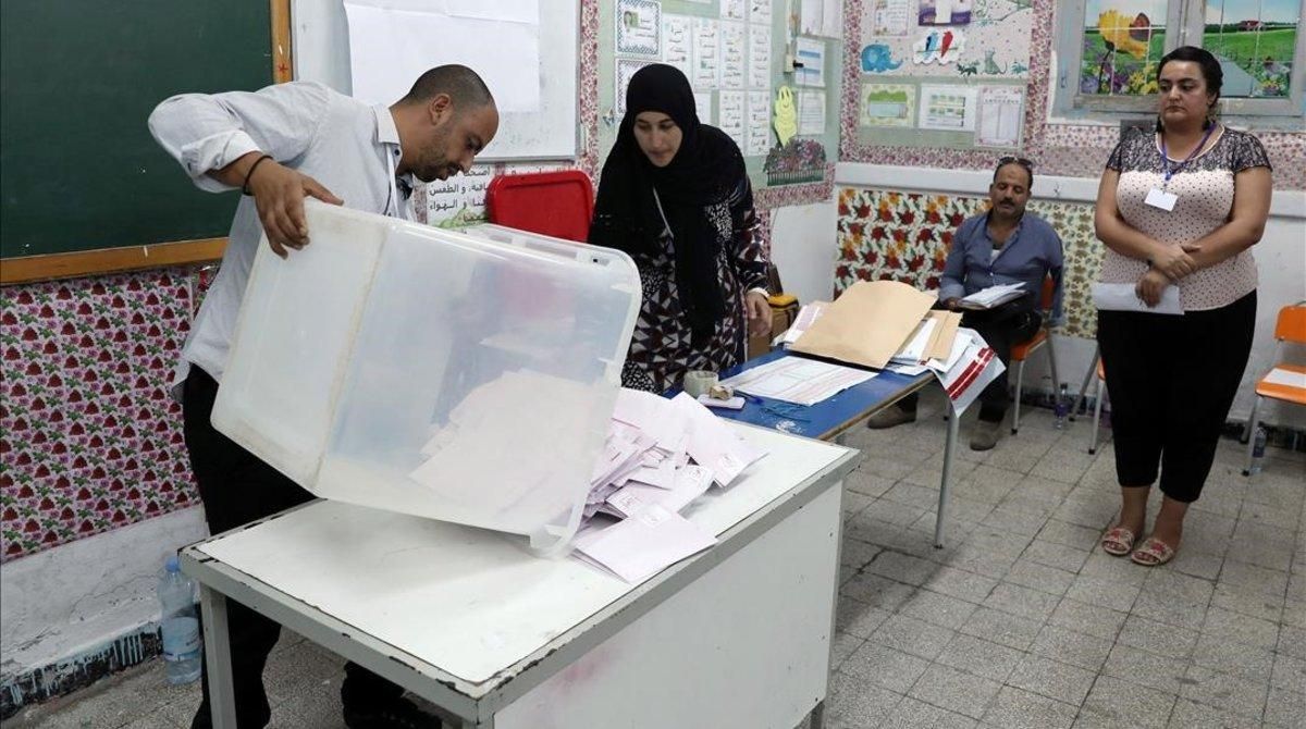 Recuento de votos en un colegio electoral en Túnez, la capital del país. Recuento de votos en un colegio electoral en Túnez, la capital del país.