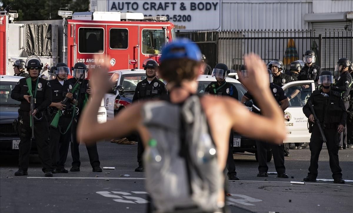 Un manifestante protesta ante varios policías, en Los Ángeles. Un manifestante protesta ante varios policías, en Los Ángeles.