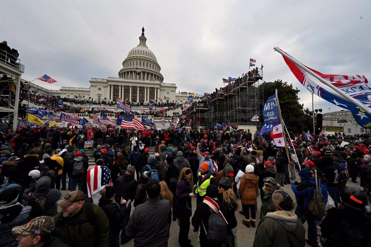 Partidarios de Trump durante el asalto al Capitolio. Partidarios de Trump durante el asalto al Capitolio.