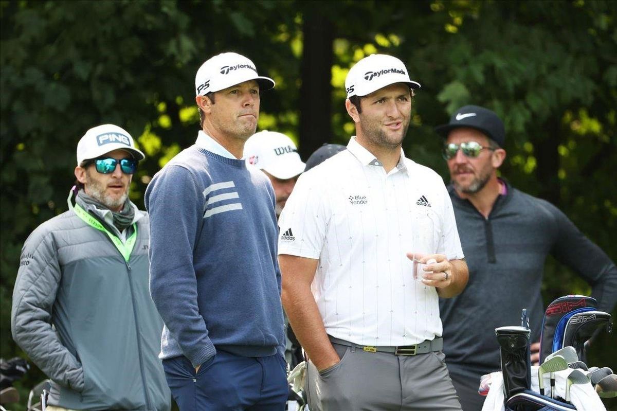 Jon Rahm conversa con su caddie Adam Hayes durante la última ronda de práctica del US Open Jon Rahm conversa con su caddie Adam Hayes durante la última ronda de práctica del US Open