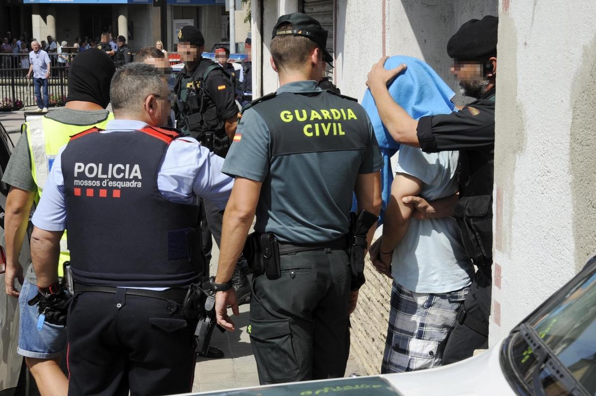 GGuardia Civil y Mossos d Esquadra se llevan a un detenido en Ripoll.