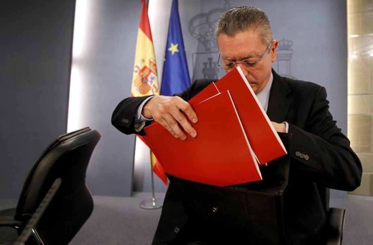 El ministro de Justicia, Alberto Ruiz-Gallardón, en una rueda de prensa posterior al Consejo de Ministros. El ministro de Justicia, Alberto Ruiz-Gallardón, en una rueda de prensa posterior al Consejo de Ministros.