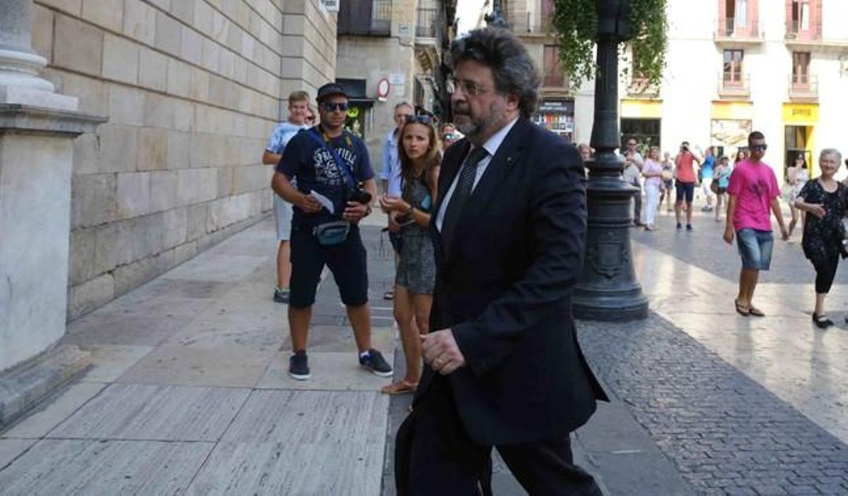 El exdirigente de Unió Antoni Castellà entrando en el Palau de la Generalitat para incorporarse a la cumbre soberanista. El exdirigente de Unió Antoni Castellà entrando en el Palau de la Generalitat para incorporarse a la cumbre soberanista.