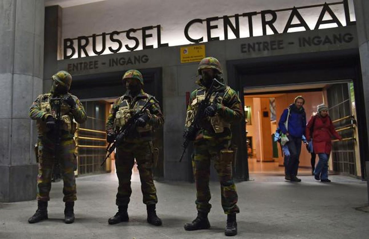 Soldados enmascarados frente a la estación central de Bruselas en una operación contra el yihadismo. Soldados enmascarados frente a la estación central de Bruselas en una operación contra el yihadismo.