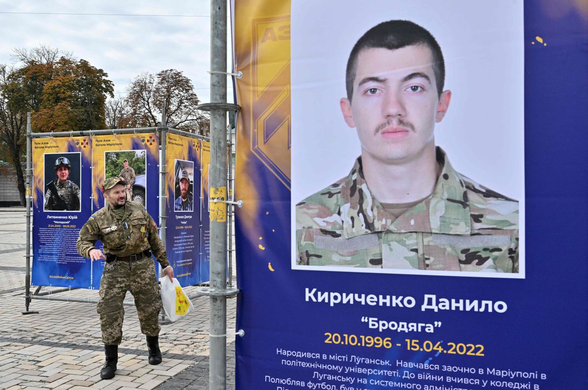 Exposición al aire libre "Regimiento Azov - Ángeles de Mariupol" en el ...
