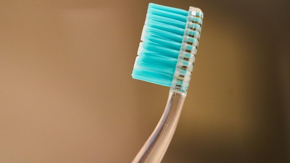 El trucazo para dejar tu ropa impecable: solo necesitas un cepillo de dientes viejo