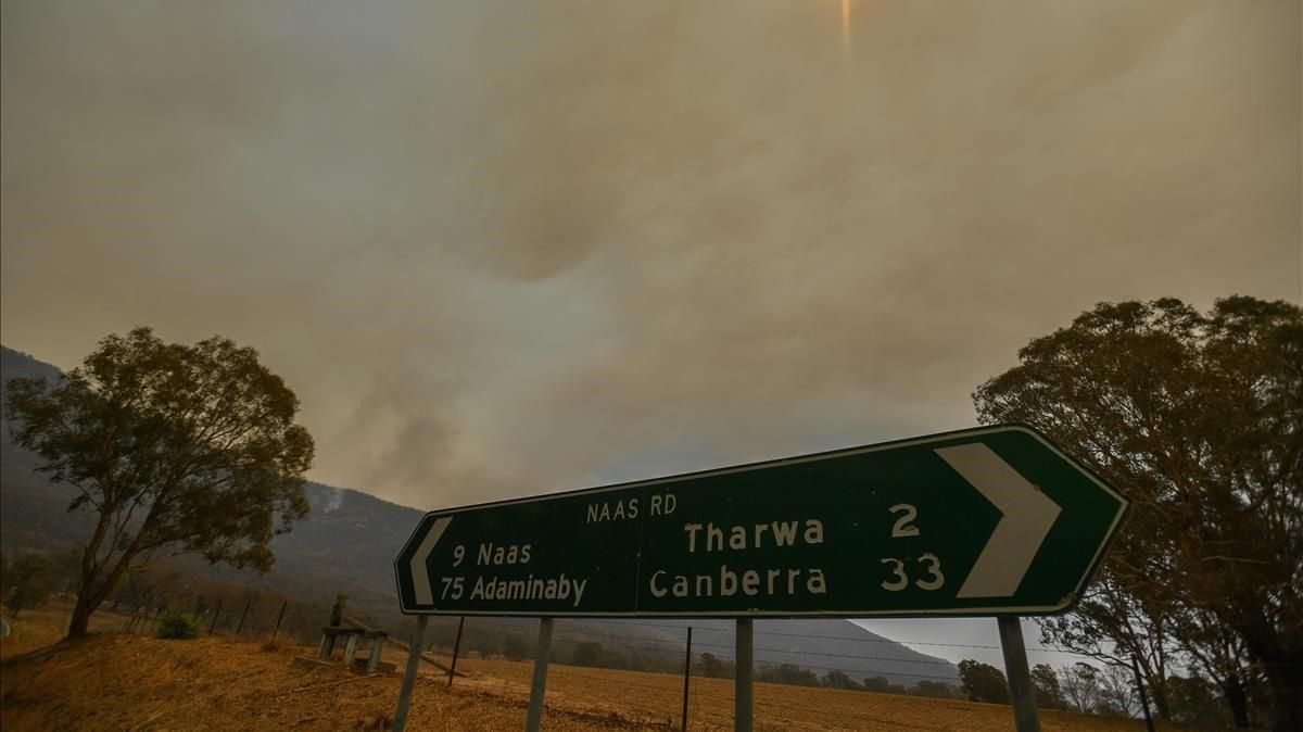 Incendio forestal cerca de la población de Tharwa, a 30 kilómetros de Canberra. Incendio forestal cerca de la población de Tharwa, a 30 kilómetros de Canberra.