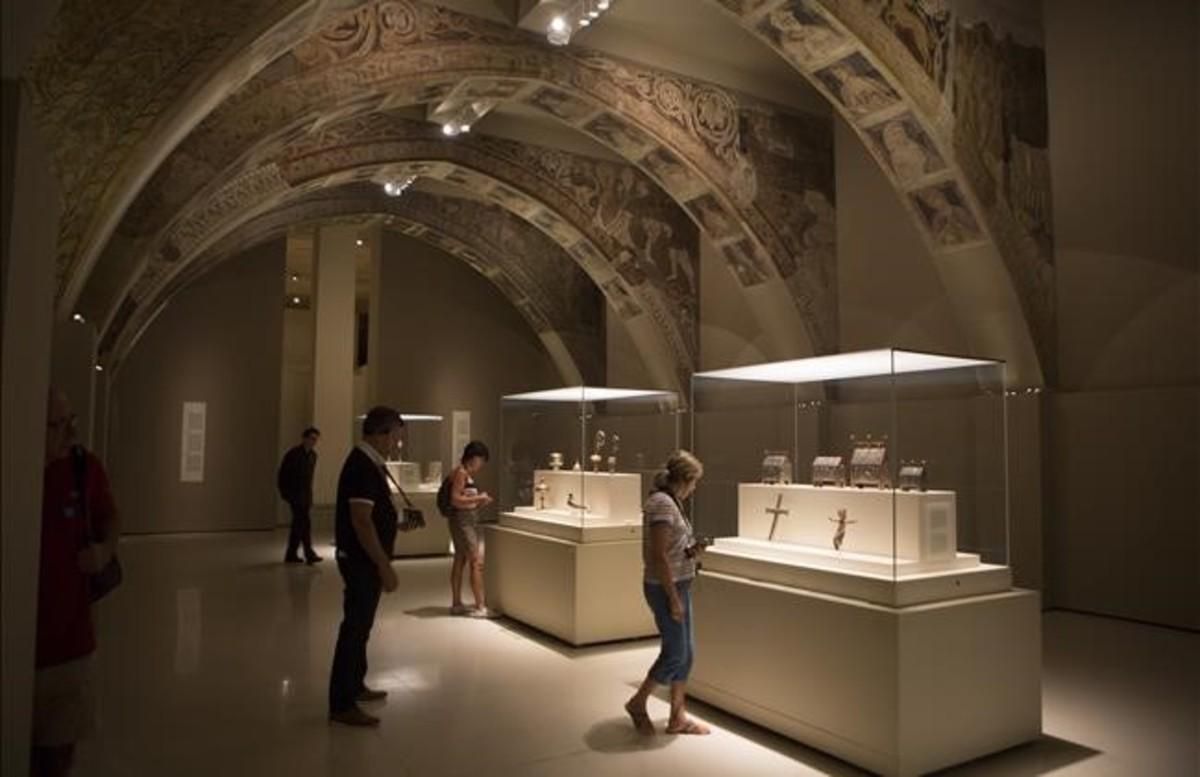 Visitantes del MNAC, en la sala donde se exhiben las pinturas de la sala capitular del monasterio de Sijena. Visitantes del MNAC, en la sala donde se exhiben las pinturas de la sala capitular del monasterio de Sijena.