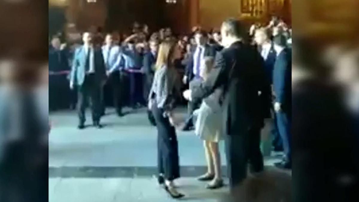 Aparece un nuevo vídeo que, desde otro ángulo, muestra la bronca entre reinas en la catedral del Palma. Aparece un nuevo vídeo que, desde otro ángulo, muestra la bronca entre reinas en la catedral del Palma.
