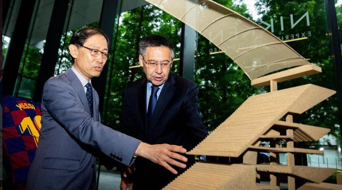 Tadao Kamei explica a Josep Maria Bartomeu detalles sobre la maqueta del futuro Camp Nou, el 22 de julio en Tokio.