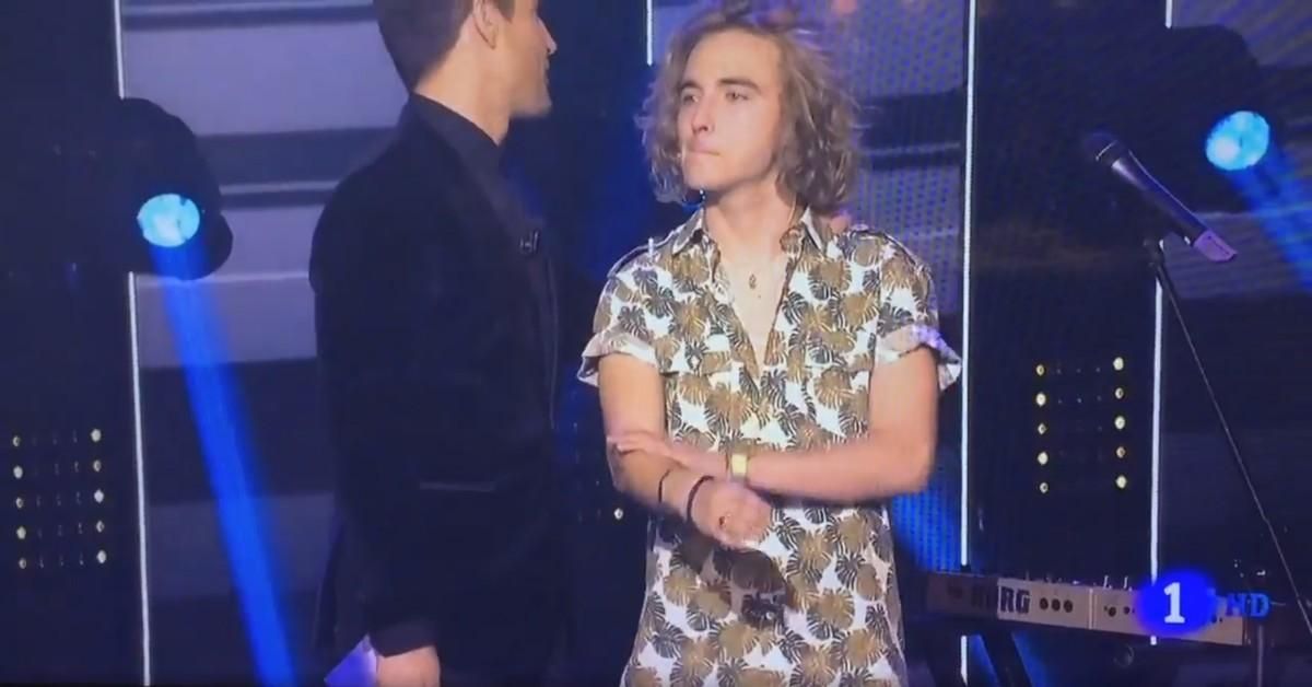 Captura del momento en que Manel Navarro hace un corte de mangas al público en la gala Objetivo Eurovisión. Captura del momento en que Manel Navarro hace un corte de mangas al público en la gala Objetivo Eurovisión.