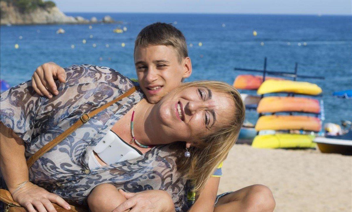 Teresa Núñez y su hijo,. nacido en Ucrania, en la playa de Lloret en el verano del 2015.