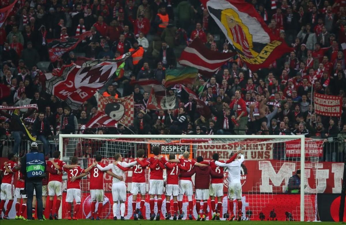 El Bayern celebra con su afición la goleada al Arsenal.