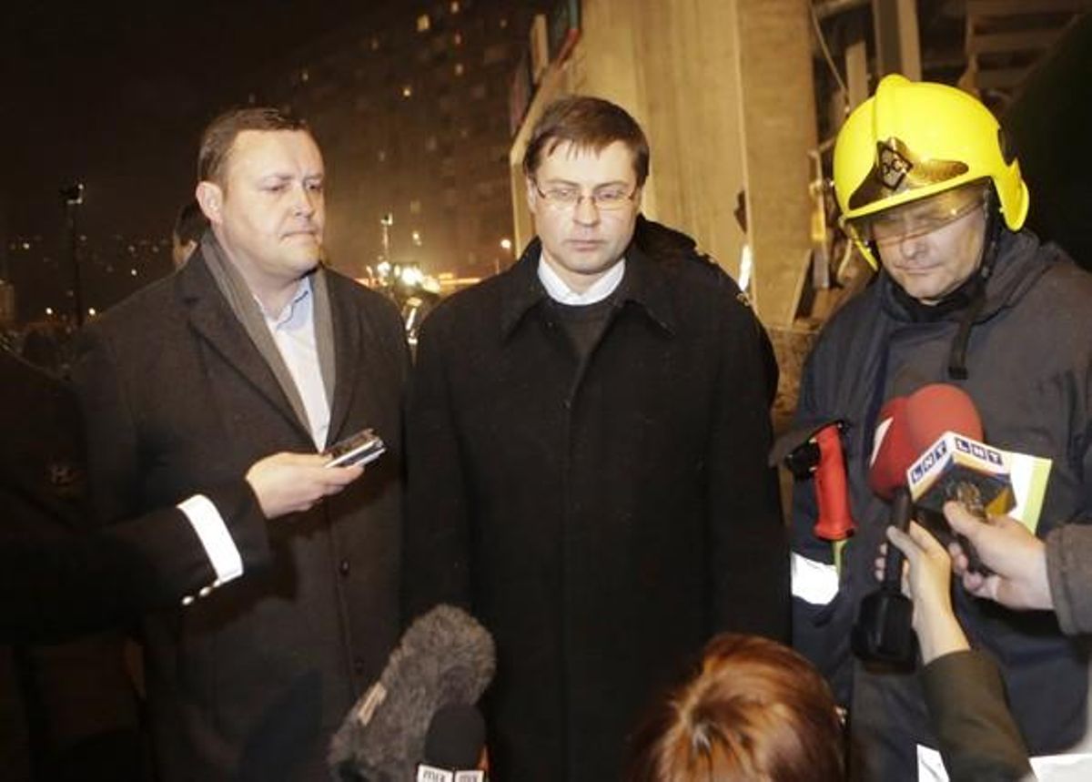 El primer ministro de Letonia, Valdis Dombrovskis (centro), y el ministro de Interior, Rihards Kozlovskis, visitan el lugar del derrumbe del centro comercial, el pasado 21 de noviembre en Riga. El primer ministro de Letonia, Valdis Dombrovskis (centro), y el ministro de Interior, Rihards Kozlovskis, visitan el lugar del derrumbe del centro comercial, el pasado 21 de noviembre en Riga.