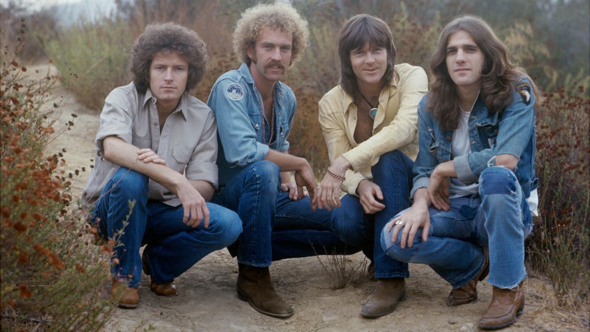 La formación original de los Eagles (Don Henley, Bernie Leadon, Randy Meisner y Glenn Frey) en Topanga Canyon. La formación original de los Eagles (Don Henley, Bernie Leadon, Randy Meisner y Glenn Frey) en Topanga Canyon.