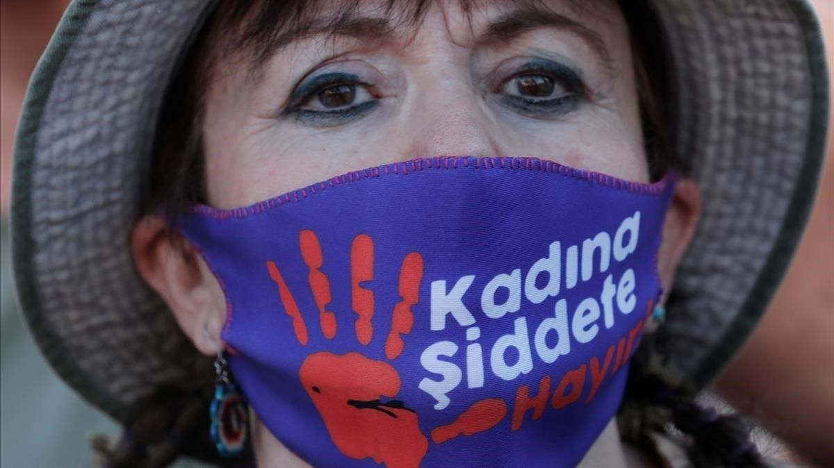 Una manifestante con una mascarilla con el lema ’No a la violencia contra las mujeres’, el miércoles en Estambul. Una manifestante con una mascarilla con el lema ’No a la violencia contra las mujeres’, el miércoles en Estambul.