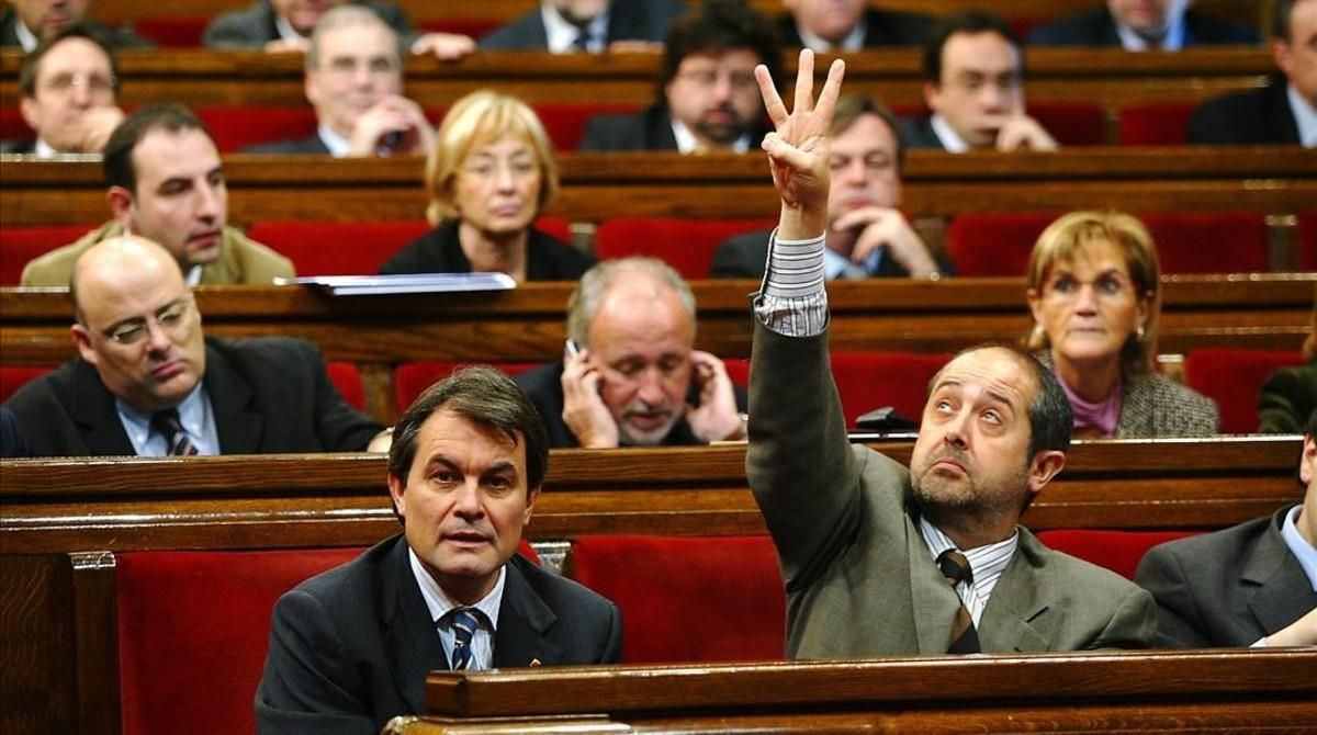Artur Mas y Felip Puig, en el Parlament, durante la votación de la ley del audiovisual catalana, en diciembre del 2005. Artur Mas y Felip Puig, en el Parlament, durante la votación de la ley del audiovisual catalana, en diciembre del 2005.