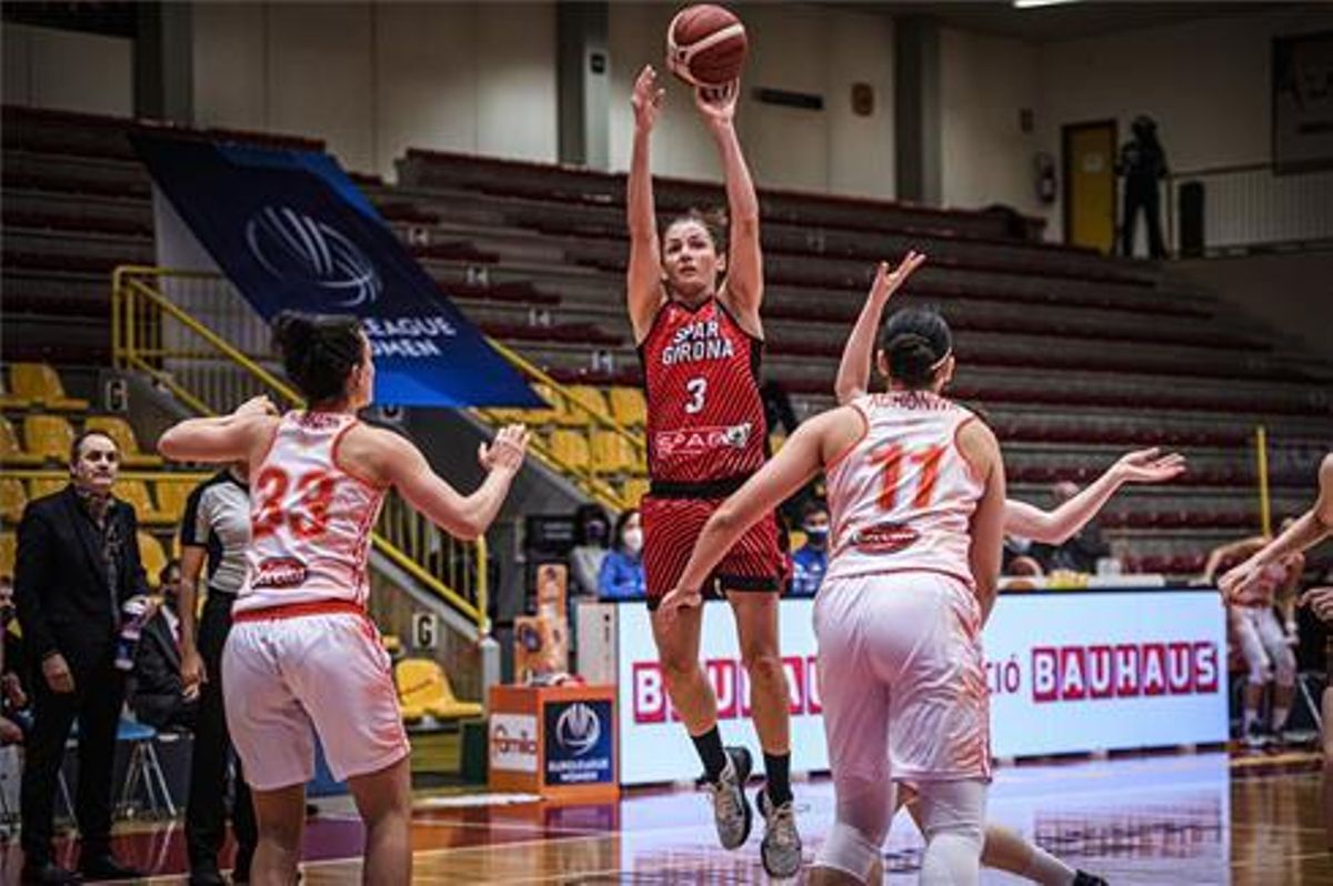 Laia Palau lanza a canasta en una acción de partido ante el Schio Laia Palau lanza a canasta en una acción de partido ante el Schio