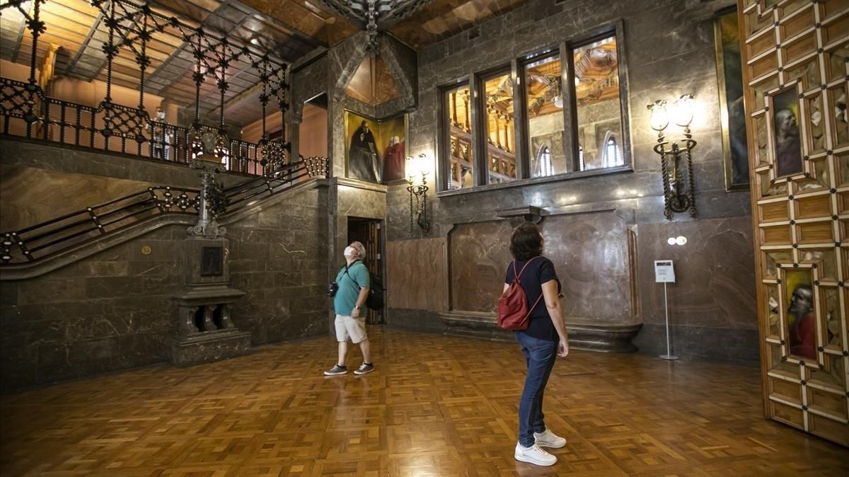 Dos visitantes del Palau Güell, ayer, primer día de reapertura tras la pandemia. Dos visitantes del Palau Güell, ayer, primer día de reapertura tras la pandemia.