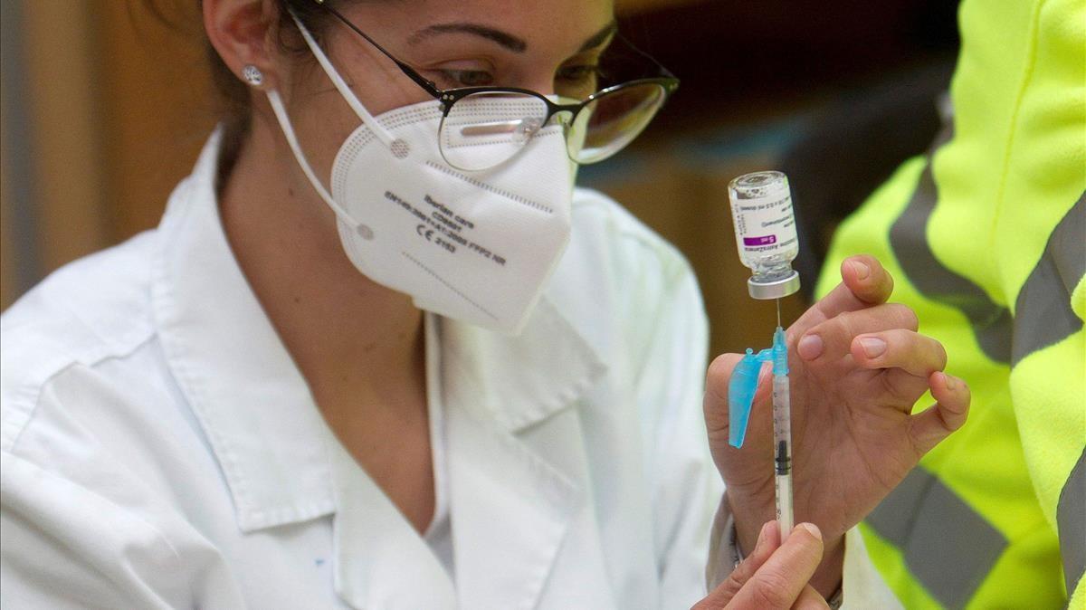 Una empleada sanitaria prepara varias dosis de la vacuna de AstraZeneca el pasado día 17 en las instalaciones del Ifevi de Pontevedra.