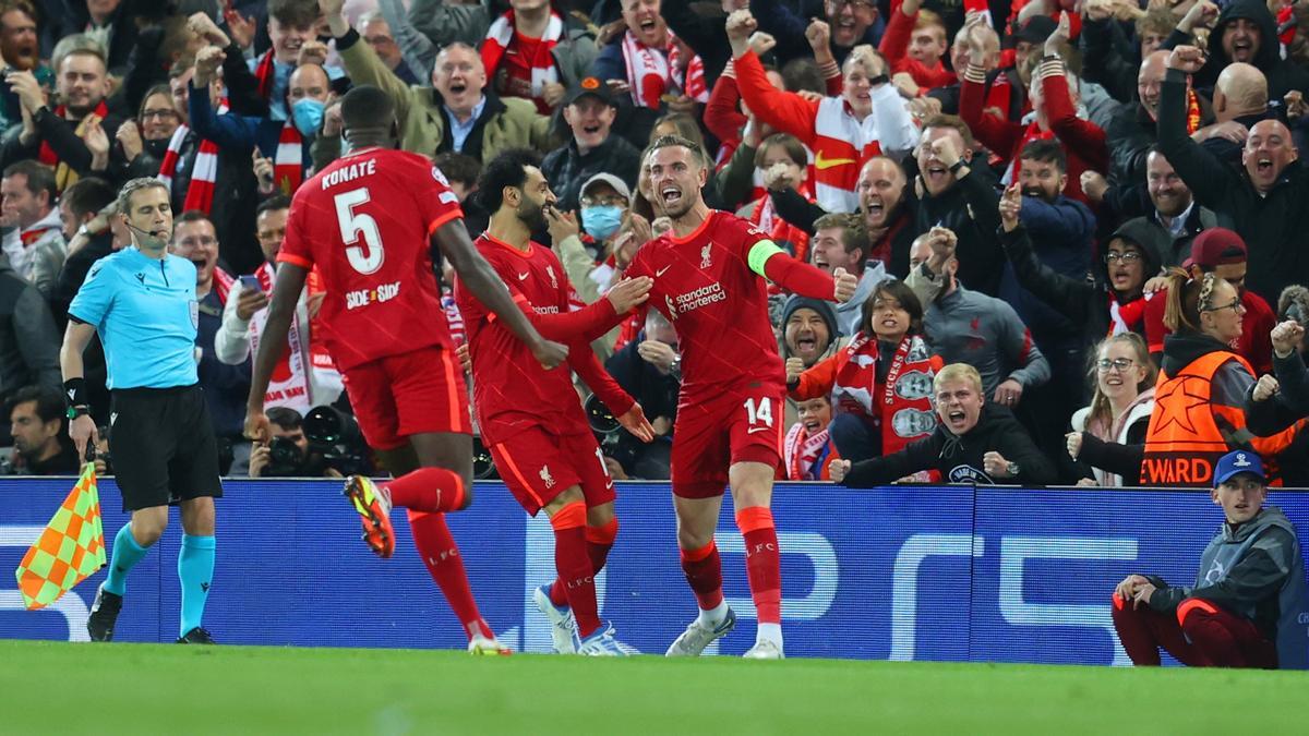 Henderson celebra el primer gol del Liverpool junto a Salah.