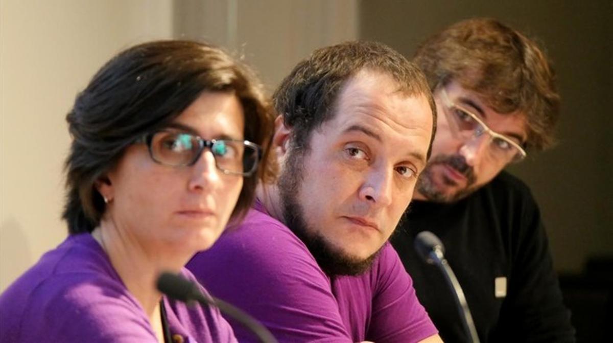 Natza Farré, David Fernández y Jordi Évole durante el acto en el que le han realizado las preguntas al cónsul de México en Barcelona Fidel Herrera.