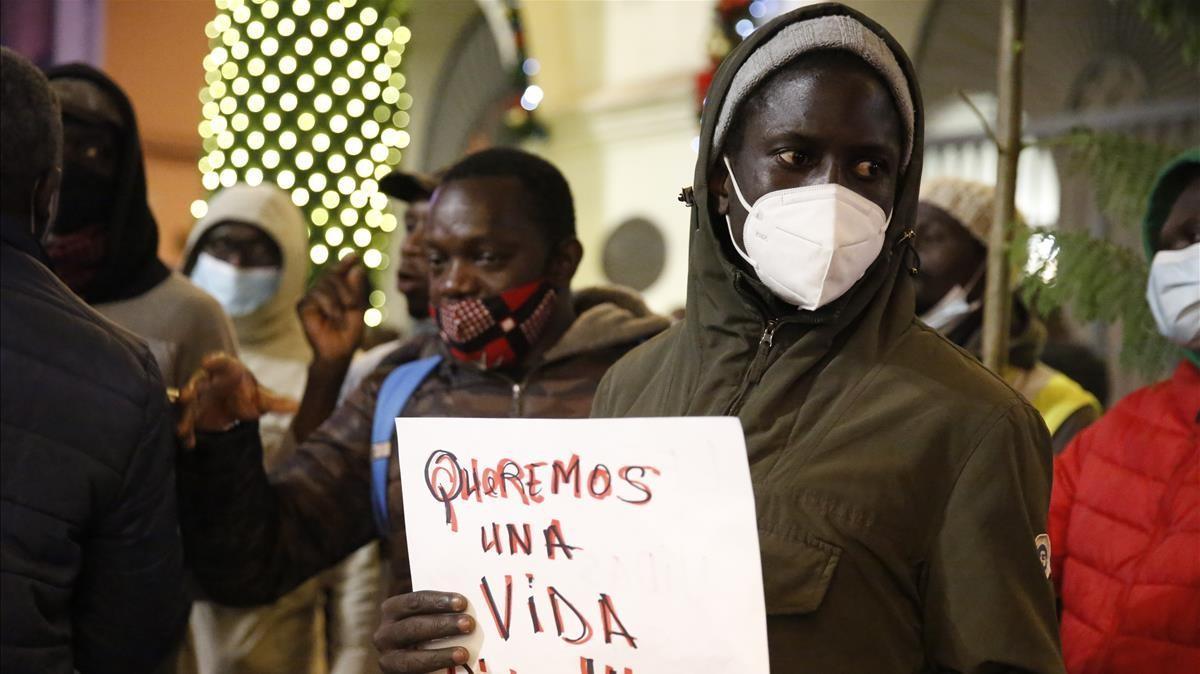 Manifestación delante del Ayuntamiento de Badalona, este jueves.
